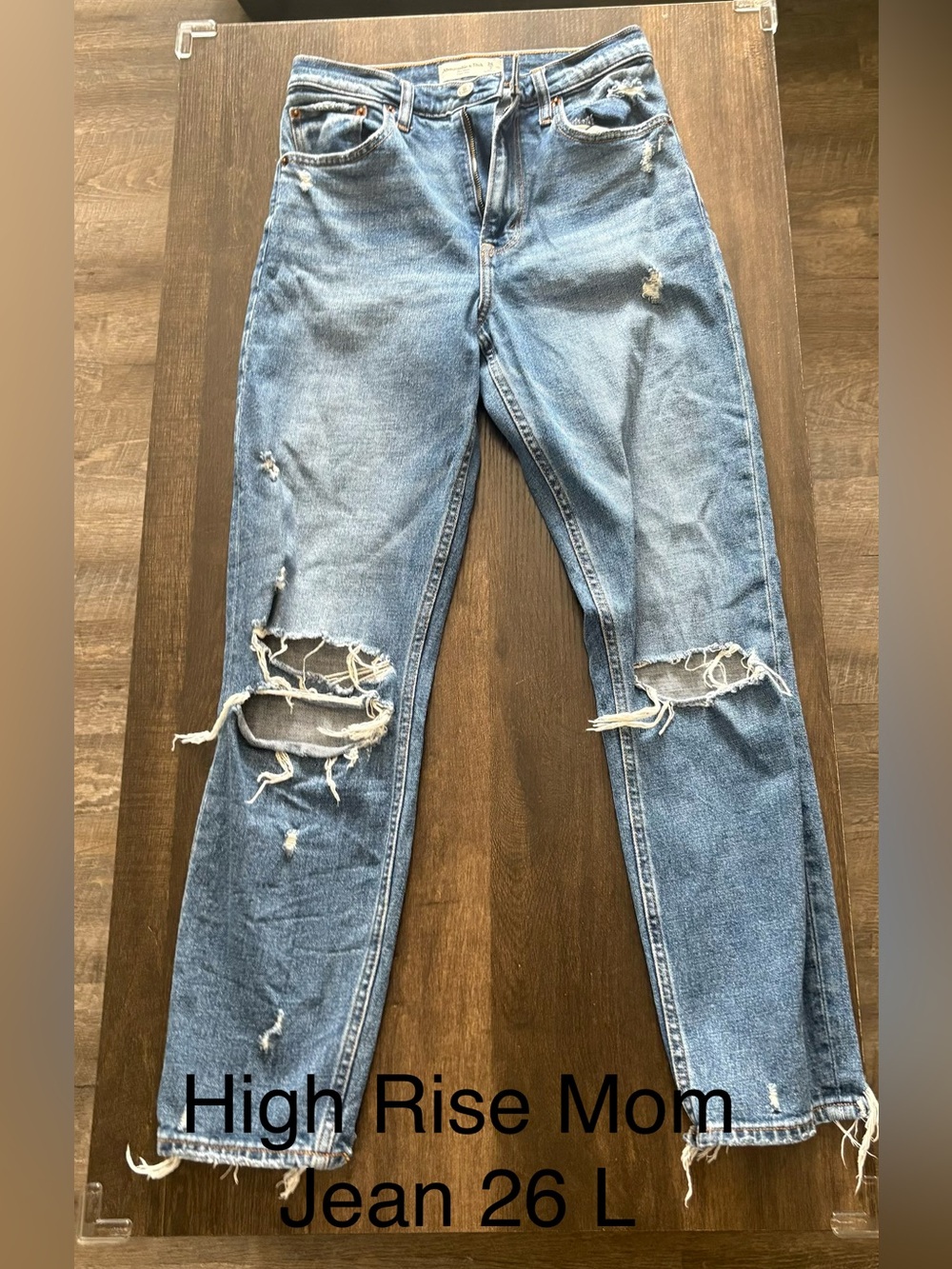 Abercrombie High-Rise Mom Jeans. Medium wash. 26 Long